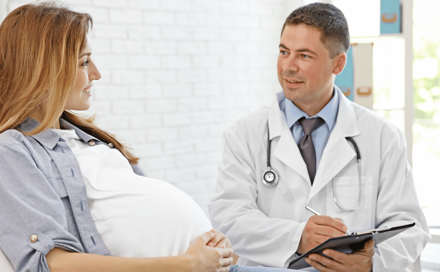 אישה הריונית מדברת עם רופא הנשים שלה 