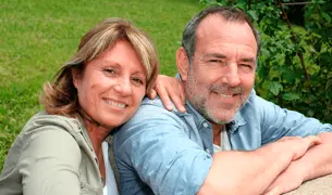 איש ואישה מחייכים