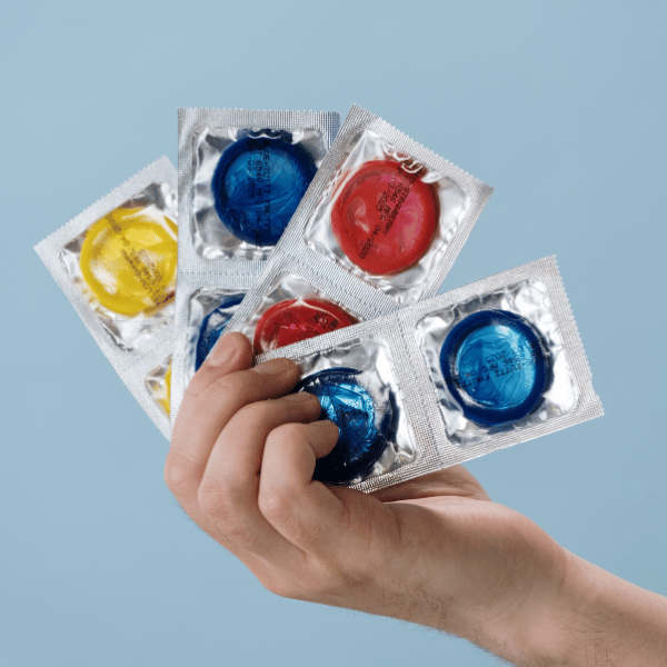מחזיקה חבילות של קונדומים ביד