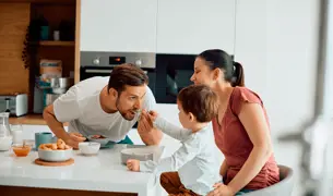 משפחה בארוחת בוקר