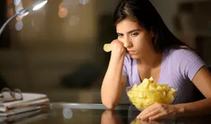 נערה עם קערת ציפס על השולחן