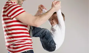 אבא ובן משחקים במקלט