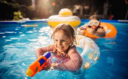 2 childrens playing in the swimming pool