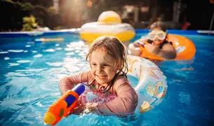 2 ילדים משחקים בבריכת השחייה