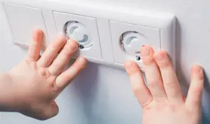 פעוט מנסה לגעת בחשמל, השקעים ממוגנים