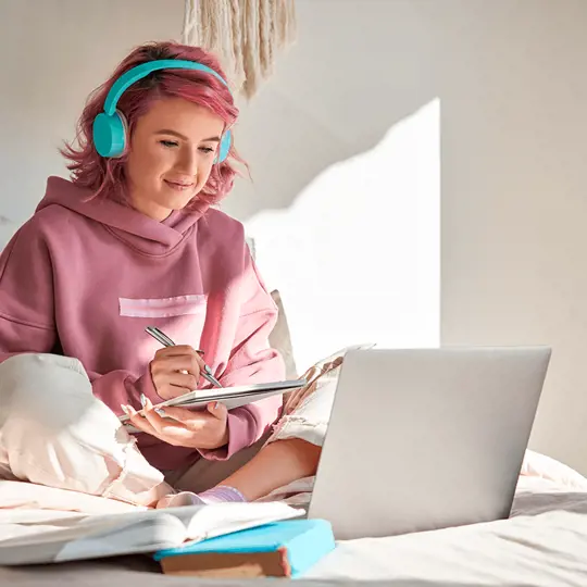 A woman writes information from the Internet