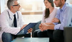 בעל ואישה בפגישה עם הרופא