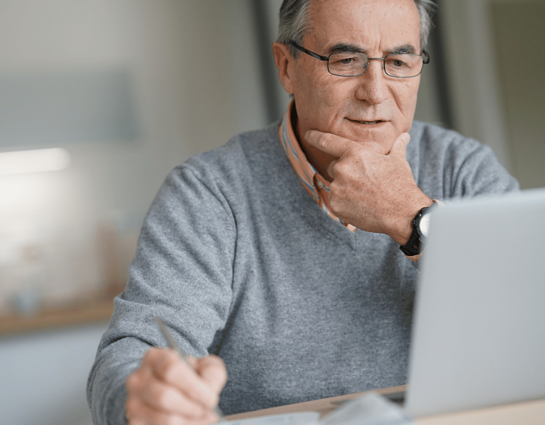 איש מבוגר מול מחשב מזמן תור לרופאה