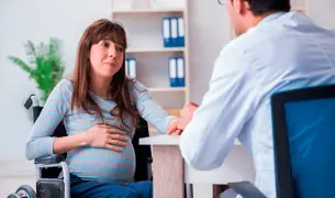 אישה בהיריון בבדיקה אצל הרופא