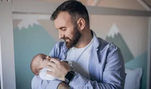 אבא מחזיק תינוק