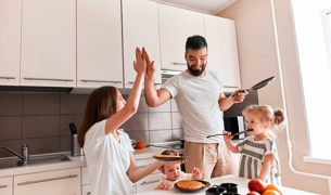 משפחה יחד במטבח אוכלים ומבשלים תזונה ודיאטה