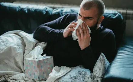 גבר מצונן מקנח את האף