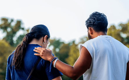 גבר שם יד על כתף של אישה, תומך בה ועוזר לה