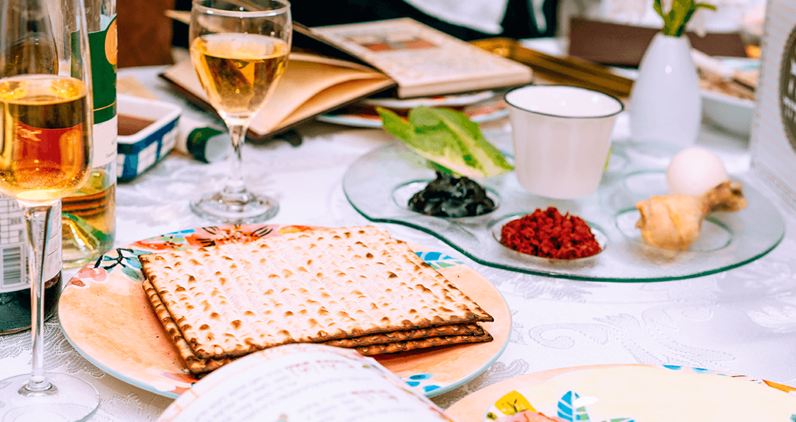שולחן ועליו מצות,יין וקערת ליל הסדר