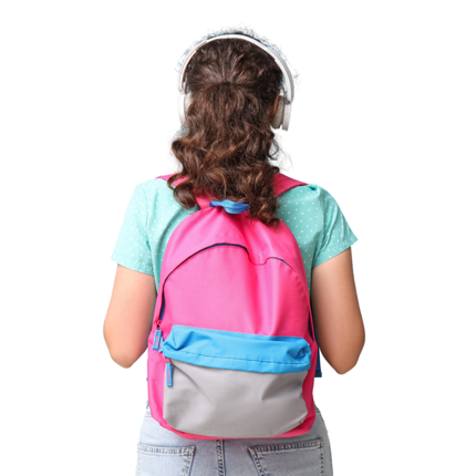 נערה צעירה בג'ינס ובחולצה תכלת עומדת עם הגב. לראשה אוזניות ועל גבה תיק בדרכה לבית הספר 