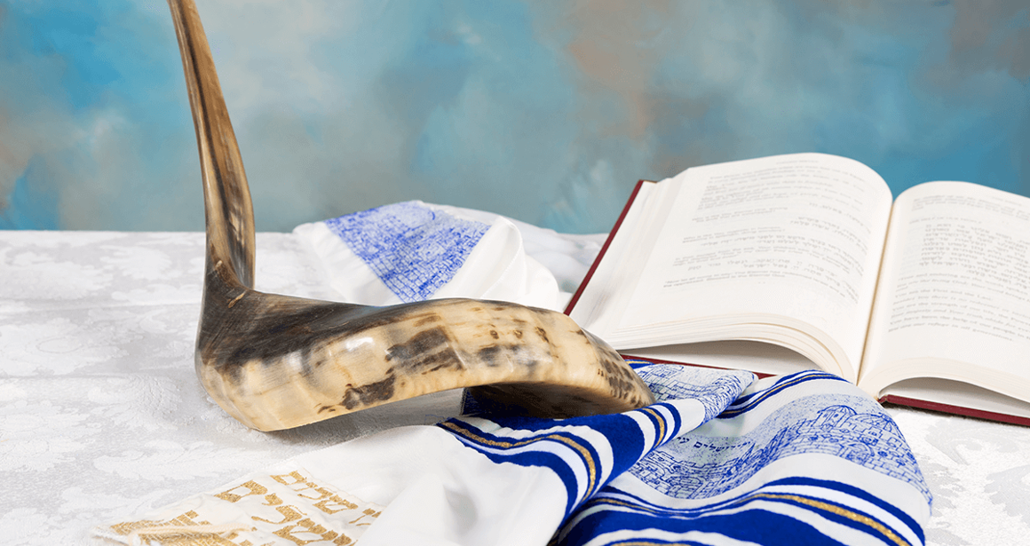 שופר,סידור וטלית על שולחן