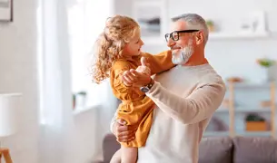 אבא מאושר עם הבת שלו