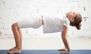 ילדה עושה יוגה