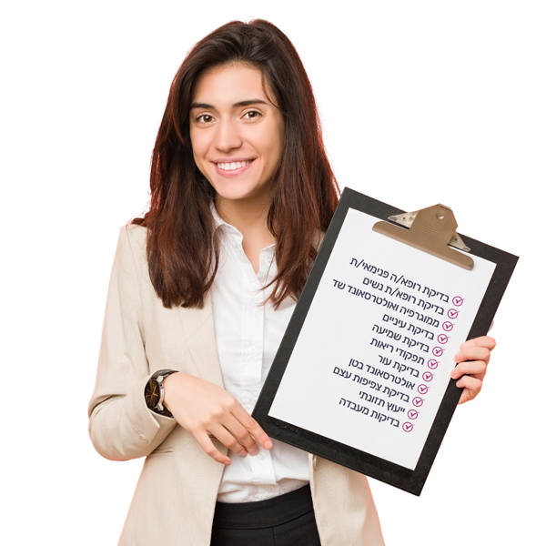 אישה עם רשימה של בדיקות סקר מומלצות 