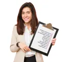 אישה עם רשימה של בדיקות סקר מומלצות 