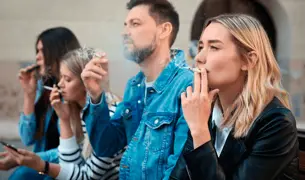 קבוצה של מבוגרים מעשנים יחד