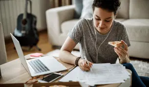 סטודנטית אוכלת פיצה