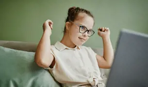 נערה צעירה עם תסמונת דאון מול מחשב