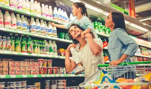 משפחה קונה בסופר