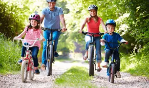 משפחה רוכבת על אופניים