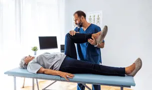 אישה מבוגרת עושה פיזיותרפיה