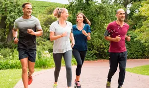 קבוצת ריצה בטבע שכוללת 2 נשים ו2 גברים