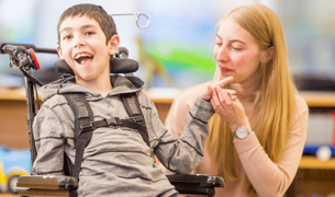 ילד עם שיתוק מוחין על כסא גלגלים נמצא עם אמא שלו בחדר של המרפאה בעיסוק