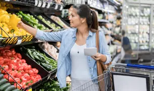 אישה בסופר בוחרת גמבות