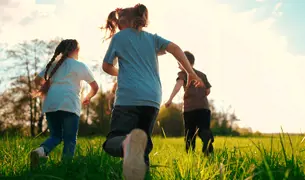 ילדים רצים בדשא