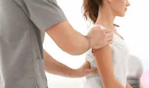 מטופלת עוברת טיפולי טווינא לכאבי הגב שלה