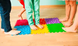 ילדים דורכים על שטיח סנסורי