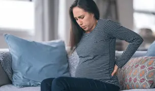 אישה בהיריון סובלת מכאבי כאב