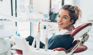 אישה אצל הרופא שיניים