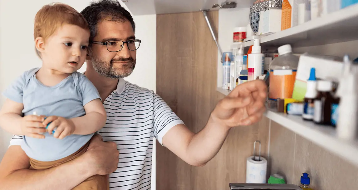 אבא ובן לוקחים תרופה מארון התרופות