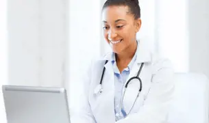 רופאת ילדים מייעצת אונליין