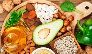 צלחת של שומנים בריאים אבוקדו אגוזים שמן זית ועוד