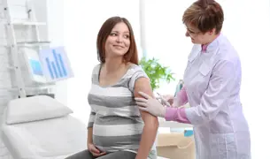 אישה בהריון מקבלת חיסון נגד שעלת