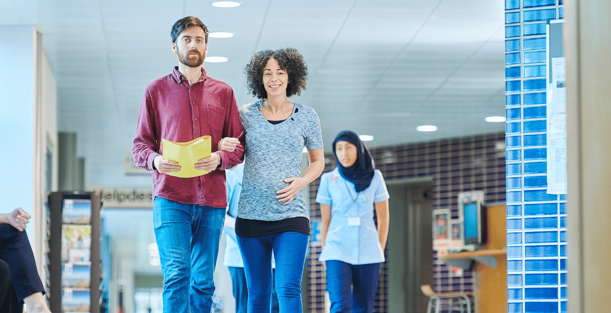 זוג בדרך לחדר לידה