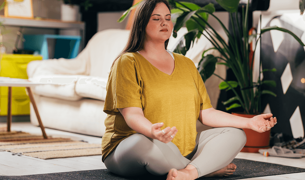 אישה עושה מדיטציה