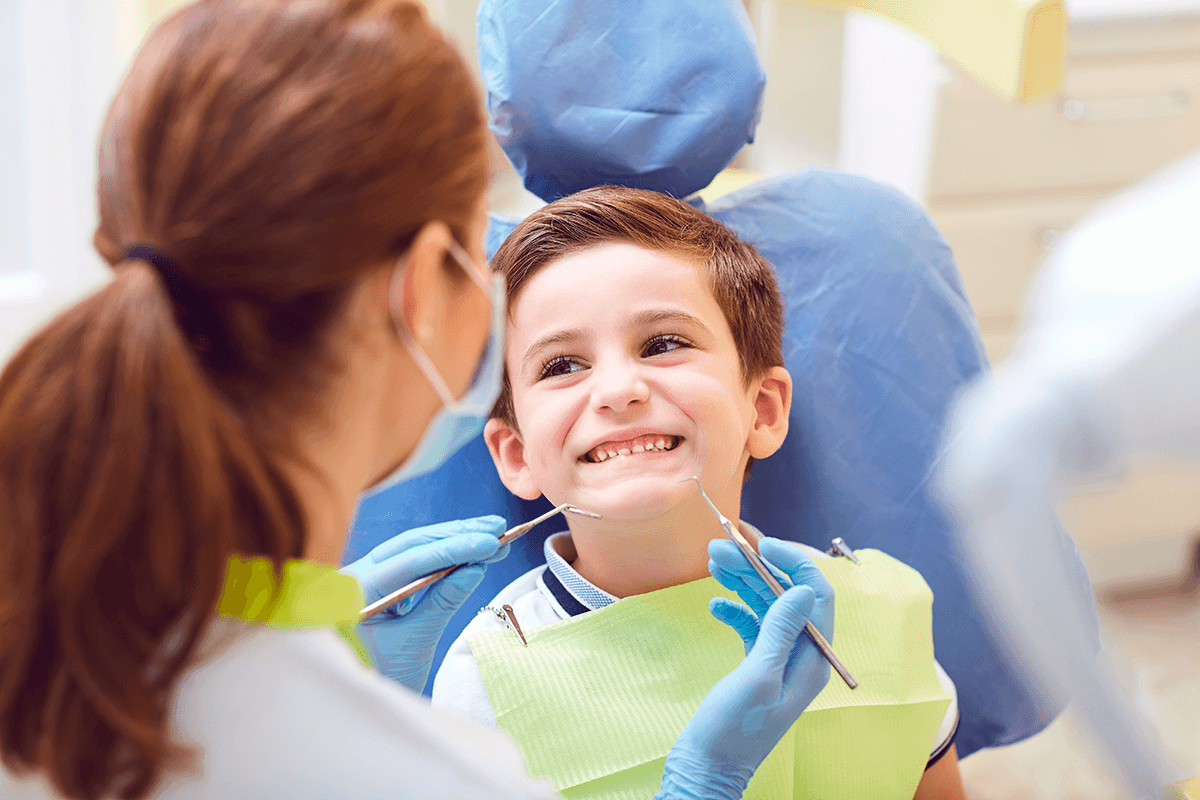 ילד קטן אצל הרופאת שיניים