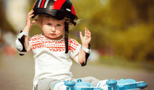 פעוטה עם קסדה שומרת על בטיחות