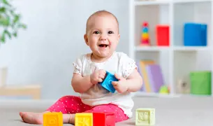 תינוק משחק בקוביות