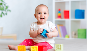 תינוק משחק בקוביות