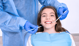 אישה באמצע טיפול שיניים 