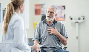 אדם מבוגר אצל הרופאה